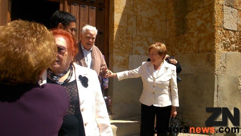 El párroco sale de la iglesia