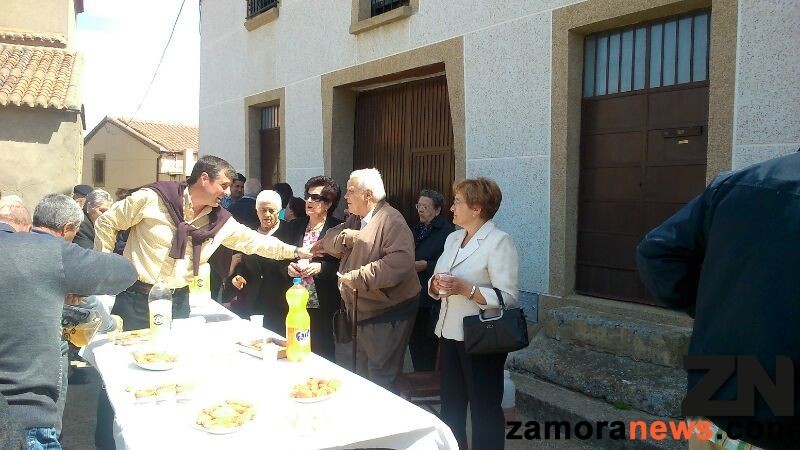 Don Miguel saluda a los vecinos