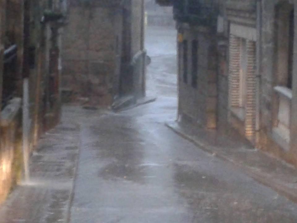 Una de las calles de Fermoselle durante la tormenta
