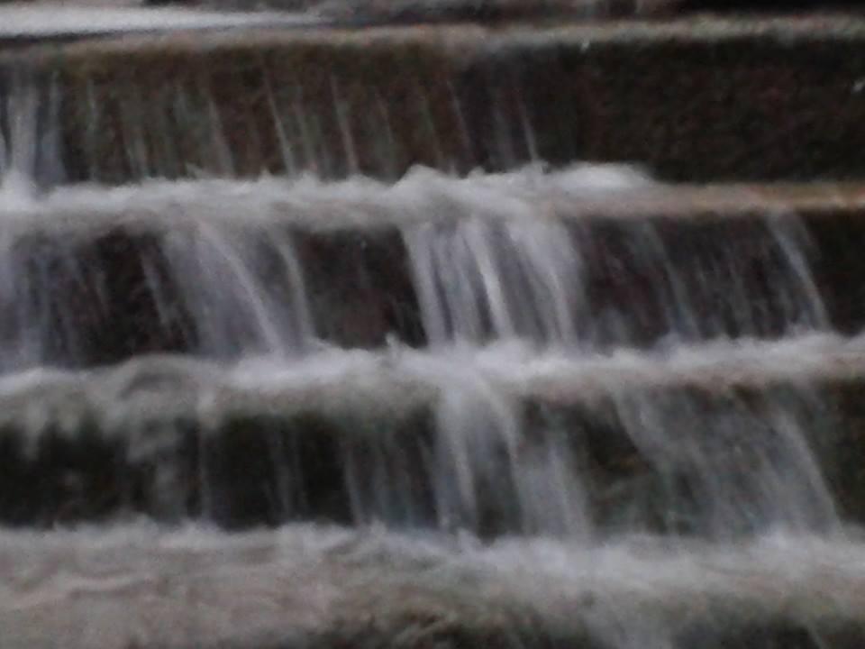 Una tromba de agua desciende por una escalera de Fermoselle