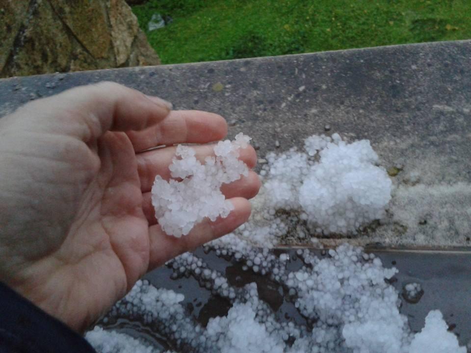 La tormenta ha ido acompañada de granizo, rayos y truenos