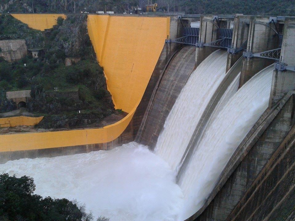 Presa de Bemposta, en la frontera con Portugal