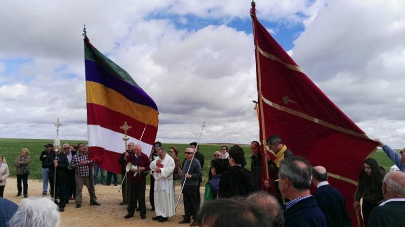 Los pendones de los dos pueblos se encuentran para dirigirse a la ermita (Fotos: Guiller Gómez Díez)