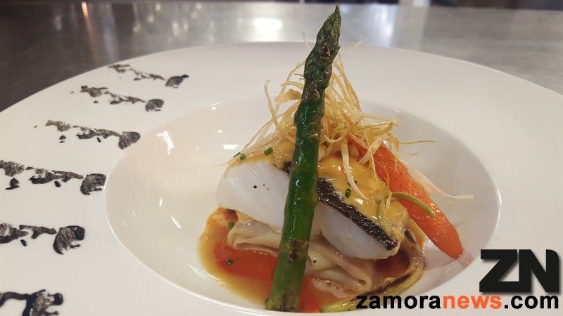 Bacalao confitado en aceite de cítricos sobre ravioli de Wonton y bogavante con verduritas salteadas y glaseado de mostaza y miel