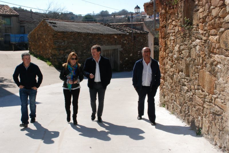 Maite Martín Pozo visita una obra de abastecimiento y pavimentación en la localidad de Villadepera