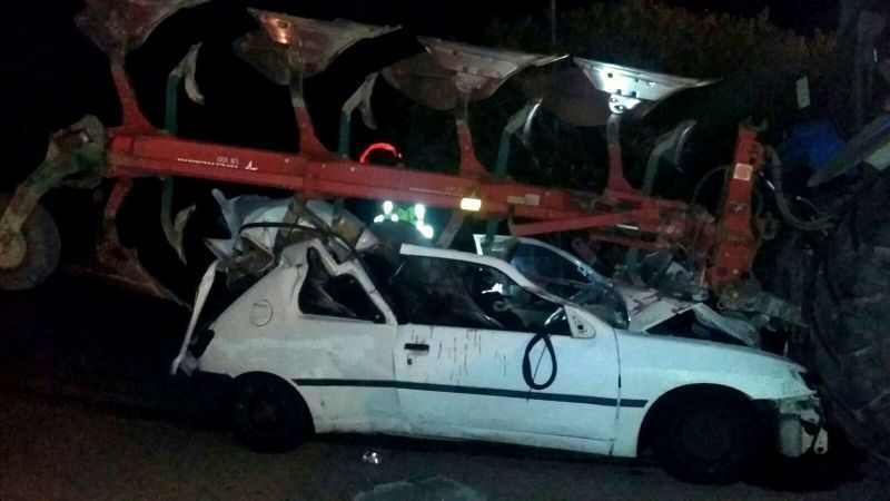 Espectacular accidente en la recta de Coreses, un turismo se empotra contra la vertedera de un tractor