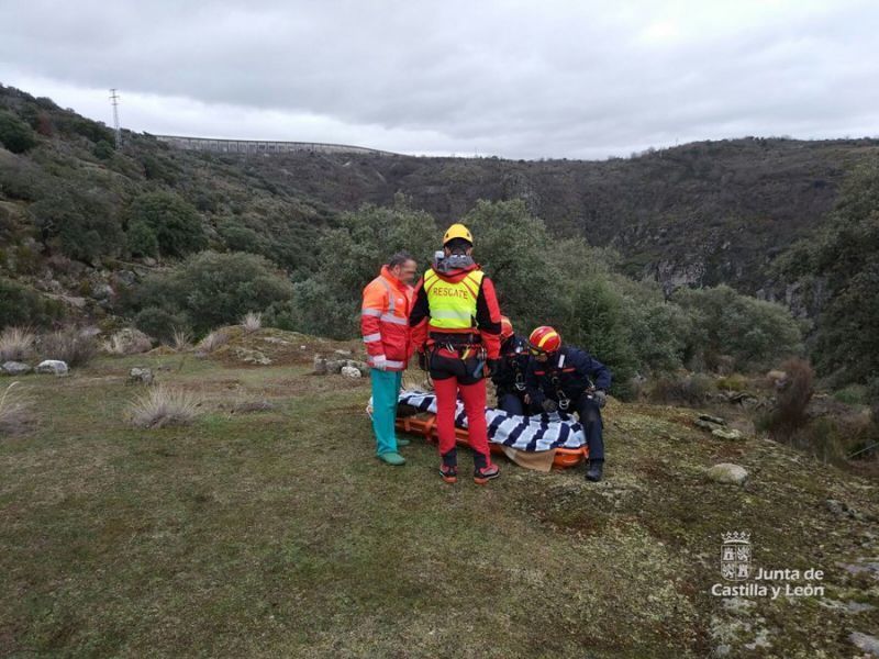 Bomberos de Sayago, y la Guardia Civil, rescatan a un varón de 33 años accidentado cerca de la presa de Almendra en Cibanal de Sayago