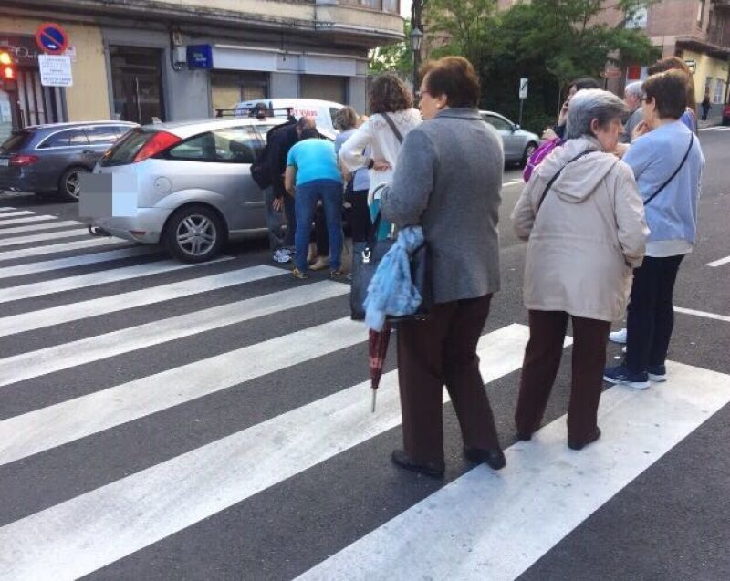 La mujer ha sido inmediatamente asistida por testigos y la conductora del vehículo, visiblemente afectada