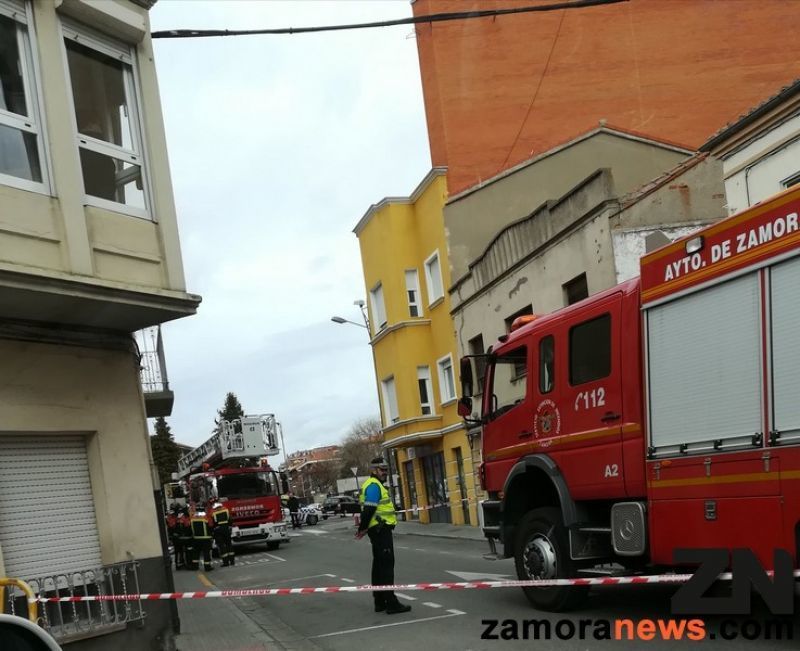 Los Bomberos trabajan asegurando la cornisa de un edificio en la Calle Arapiles