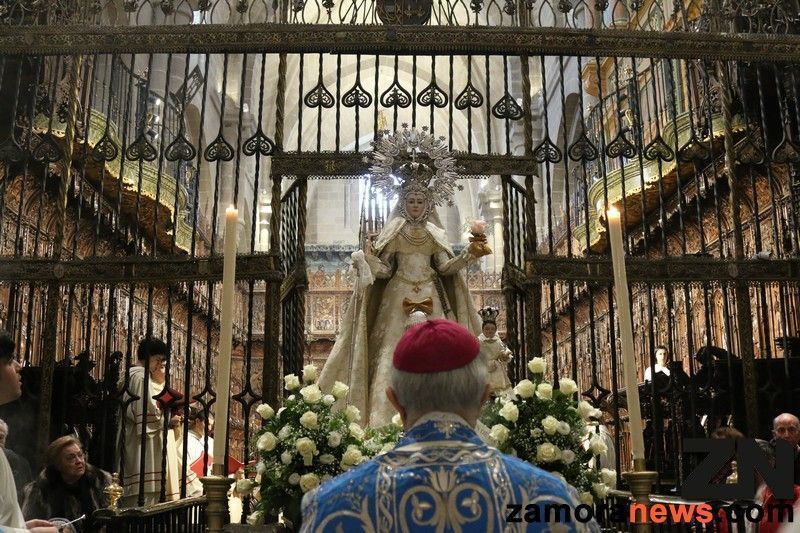 El obispo de la diócesis ante la Patrona de Zamora, la Virgen de La Concha. (Foto: Rafa Lorenzo)