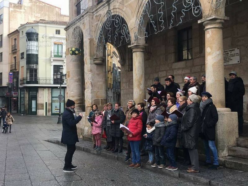 El Coro Sacro anima con sus villancicos la Ruta de los Belenes
