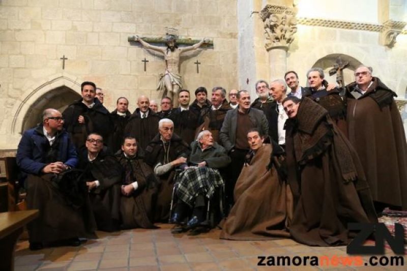 Dionisio Alba Marcos, en el centro, junto a la directiva y nuevos hermanos de la Hermandad de Penitencia en una foto del año pasado