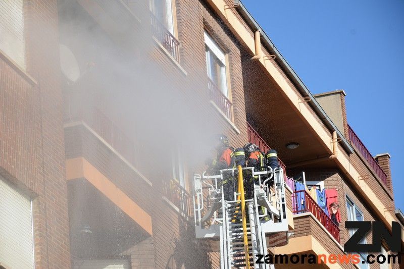 Tres dotaciones de bomberos de Zamora sofocan un incendio en un cuarto piso de la Calle Churruca