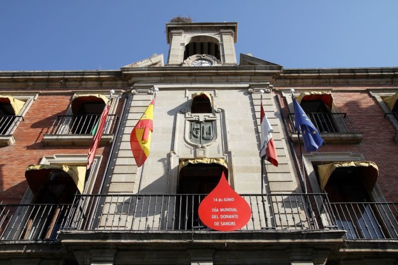 Una gota de sangre en la fachada del Ayuntamiento, con motivo del Día Mundial del Donante de Sangre