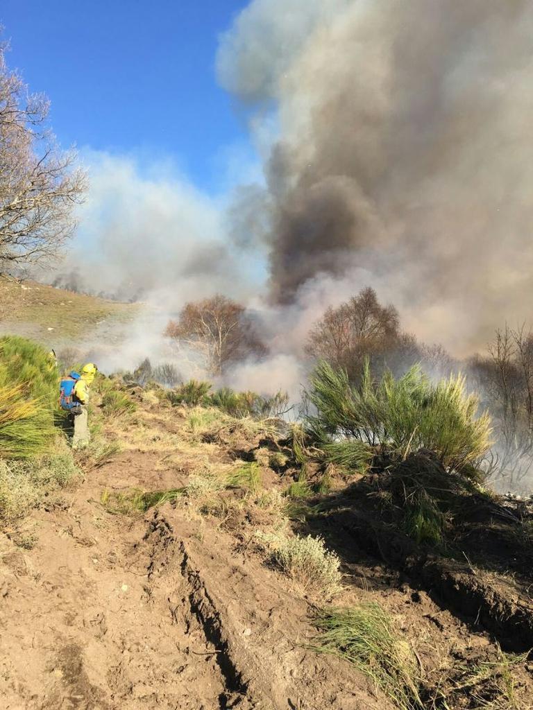 Un incendio en Hermisende condiciona el tráfico y obliga a actuar a las BRIF Tabuyo