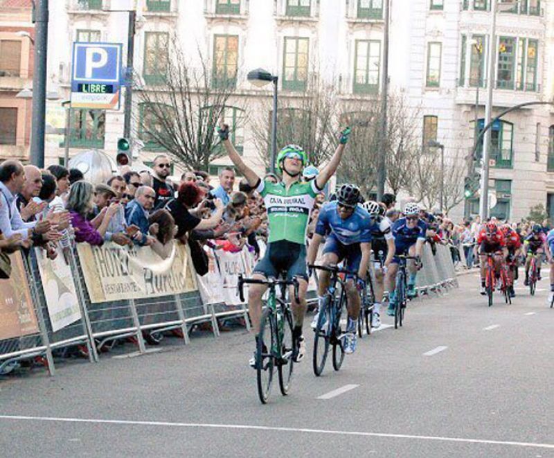 Óscar Pelegrí cruza primero la línea de meta en el Trofeo Ayuntamiento