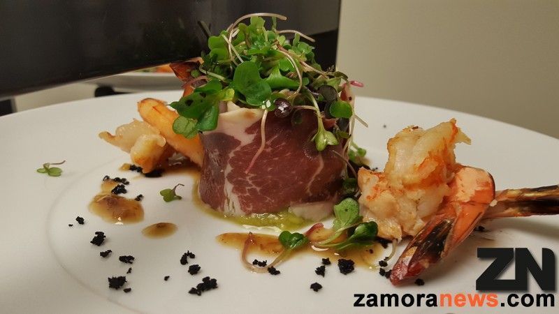 RECETA NAVIDEÑA: Cocinando con Jonathan Garrote, una ensalada de langostinos salteados sobre tartare de de aguacate y salmón