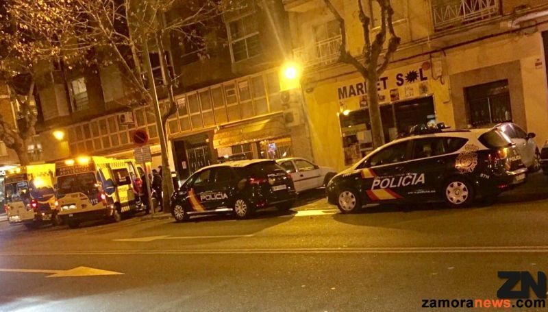 Al lugar de los hechos se han desplazado dos patrullas de la Policía Nacional y dos ambulancias (Foto: Rafa Lorenzo)