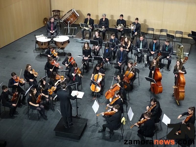 La Joven Orquesta Sinfónica de Zamora, un valor de futuro, ofreció el Concierto de Reyes en el Teatro Ramos Carrión