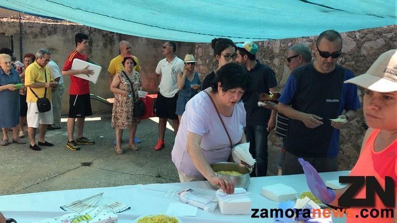 Cerca de 400 raciones de ayuda solidaria en favor de los afectados por el incendio de la Calle Penedillo