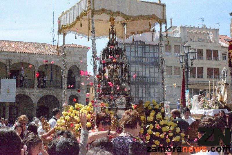 Zamora celebra con solemnidad y un calor sofocante el Corpus Christi