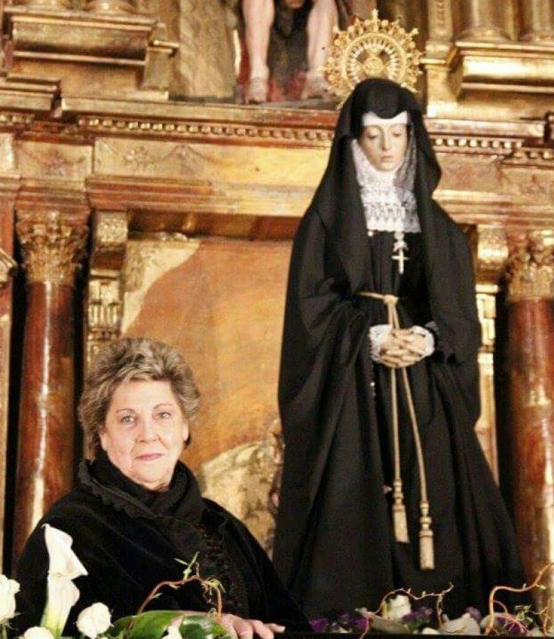 Paloma Gómez Borrero posa ante la Virgen de la Soledad (Foto: Cofradía de Jesús Nazareno)