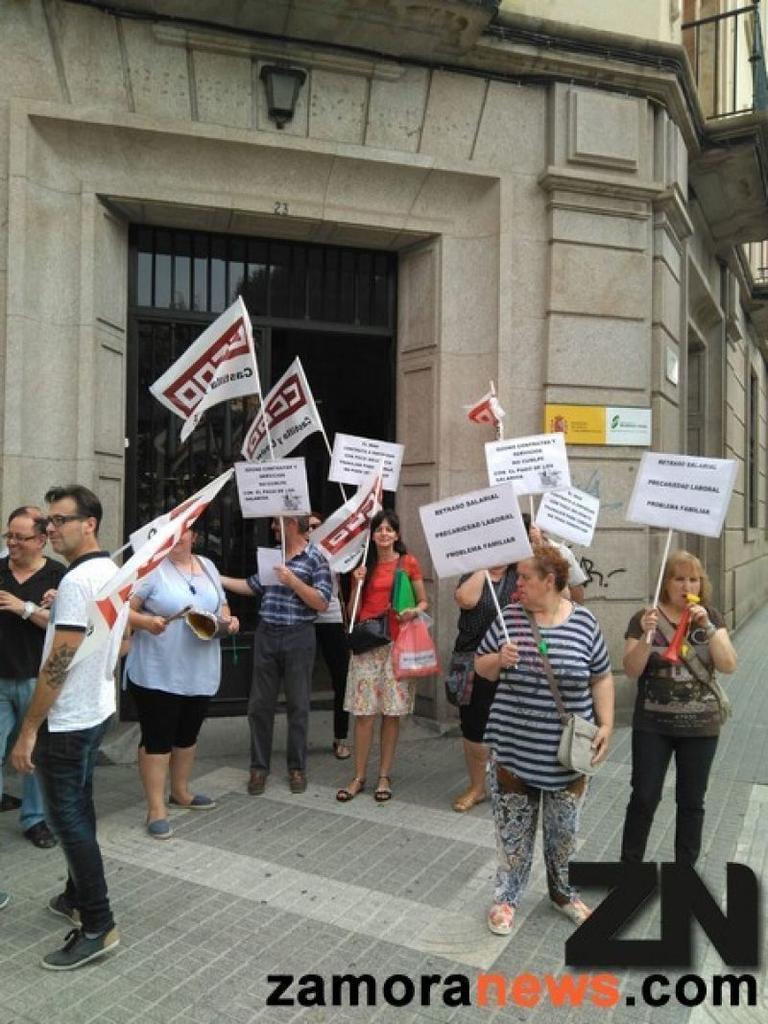 Los trabajadores de limpieza del INSS y Tesorería de la Seguridad Social denuncian que llevan desde abril sin cobrar