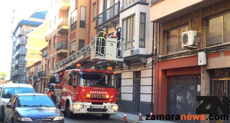 Los Bomberos actúan en prevención de la caída de cascotes en la Calle Regimiento de Toledo