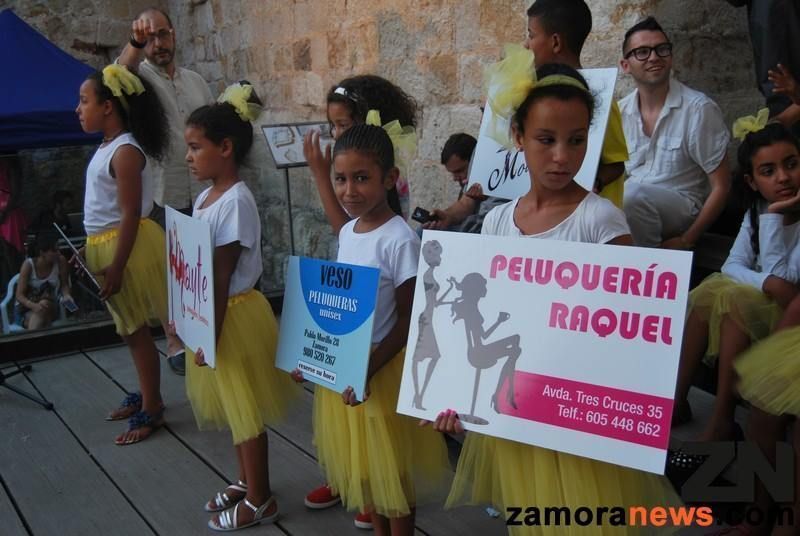 Un grupo de niños participantes en el desfile.