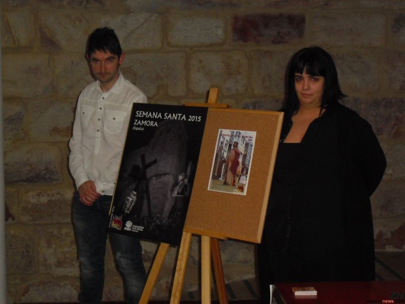 David Coco y Déborah González junto a las obras ganadoras del concurso fotográfico