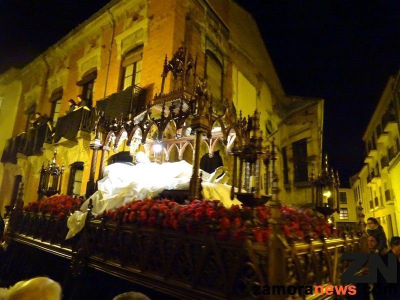 La Real Cofradía del Santo Entierro llevará tres desfibriladores en su desfile procesional