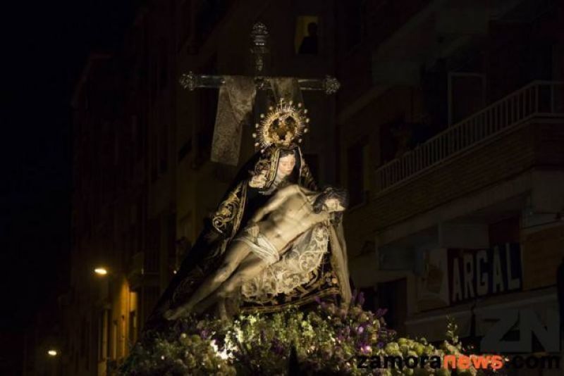 El dolor de una madre portando el cuerpo de su hijo descendido de la Cruz estremece al hermano de acera a su paso