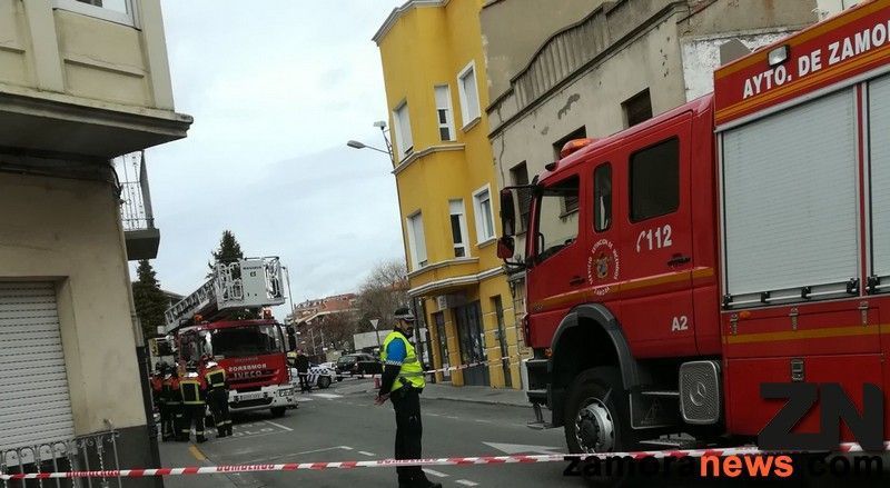 Los Bomberos de Zamora aseguran una cornisa con riesgo de desprendimiento en la Calle Arapiles y queda cortado el tráfico en la calle