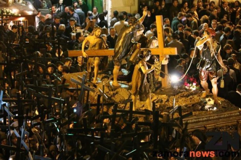 El paso de La Caída en la madrugada del Viernes Santo en Zamora