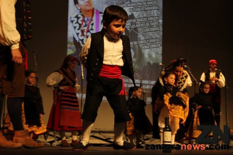 Los "Urraquines" vuelven a ser protagonistas de lo nuestro en el "IV festival Infantil de Folclore Doña Urraca"