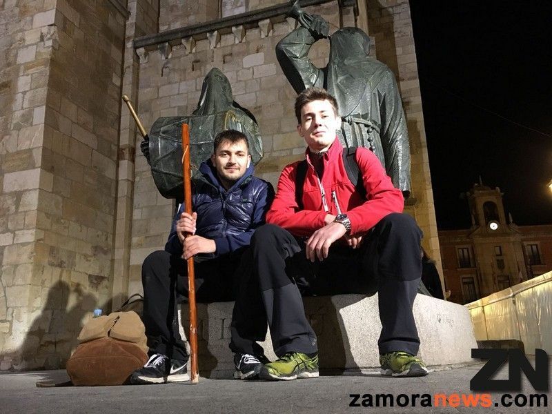 Alberto Fernández y Ángel Luis García hacen el camino que separa Salamanca de Zamora a pie emulando una gesta que no se hacía desde hace 30 años