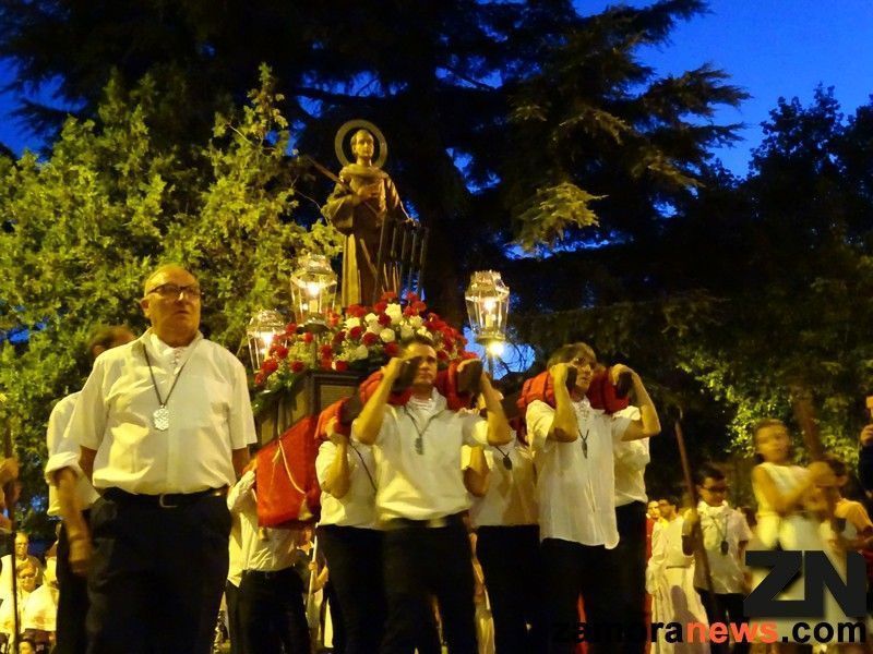 La procesión del Santo Patrón San Lorenzo cierra las fiestas del Barrio de los Bloques