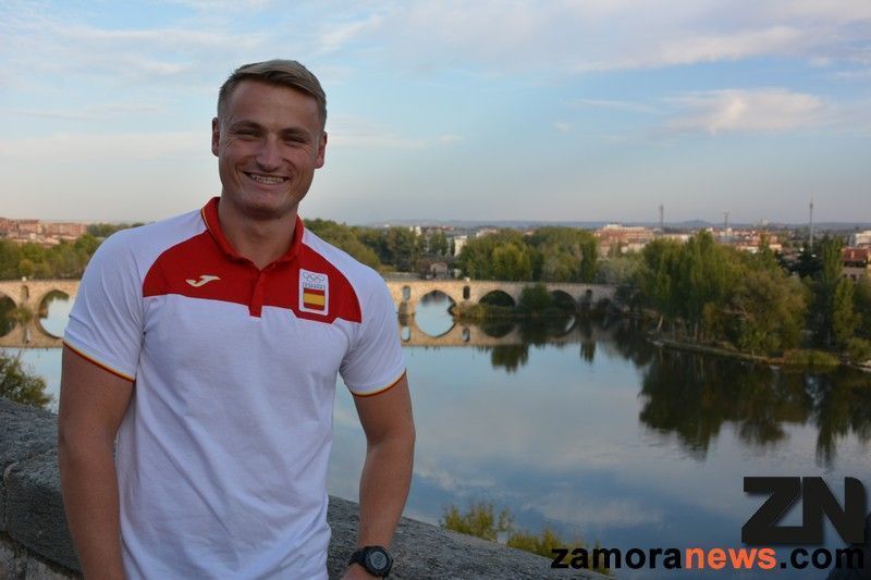 El piraguista olímpico Marcus Cooper Walz visita Zamora