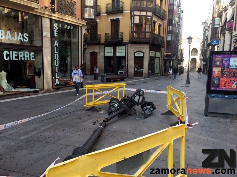 Farola al suelo en Sagasta