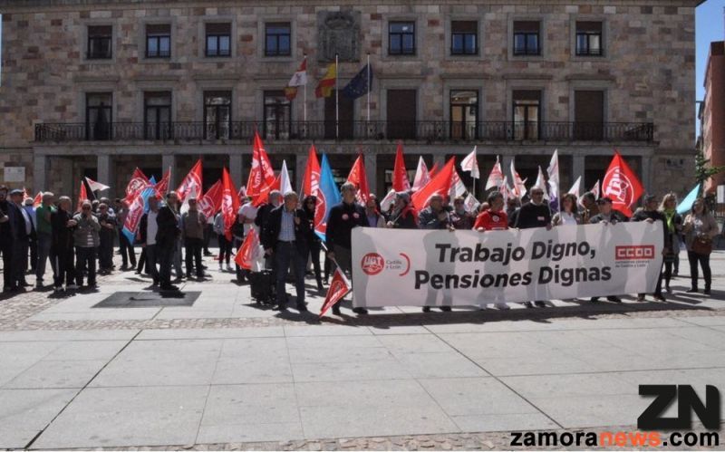 Los pensionistas que vuelven a tomar la Plaza de la Constitución reivindicando pensiones dignas, piden una huelga general