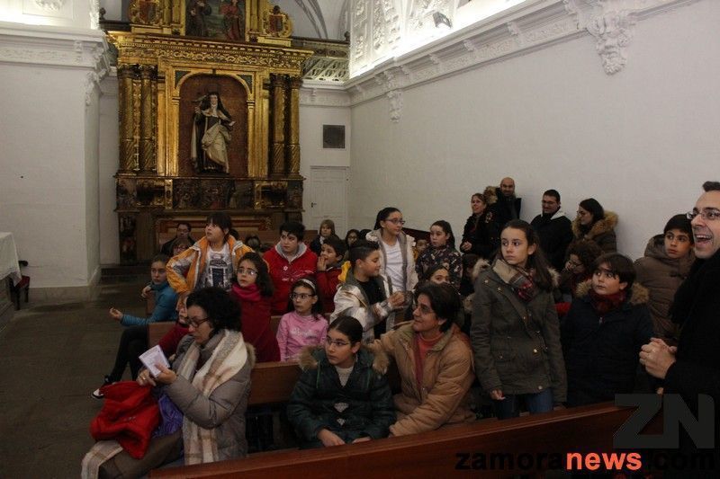 Los niños, testigos del Nacimiento de Cristo escenificado por alumnos del Seminario