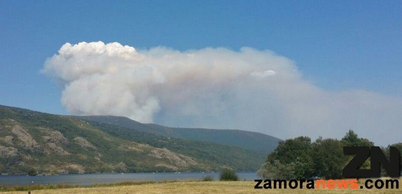 El fuego declarado de nivel 2 en León más cerca del Lago de lo que parece