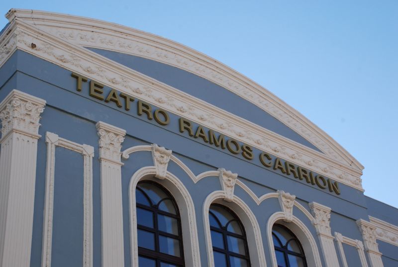 El Teatro Ramos Carrión ya tiene en su fachada el rótulo que lo identifica