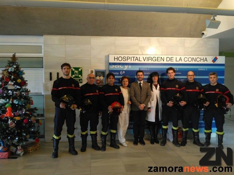 Los Bomberos visitan a los niños en el Hospital