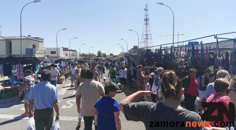 Gran afluencia de público en el mercadillo de los martes, el día 15 también se celebrará el mismo
