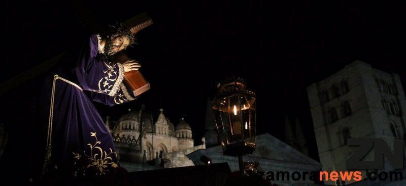 El Nazareno cruza el Duero para abrir una nueva Pasión en Zamora