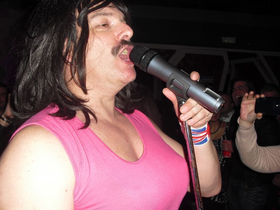 Doctor Queen como Freddy Mercury en el vídeo "I Want To Break Free"