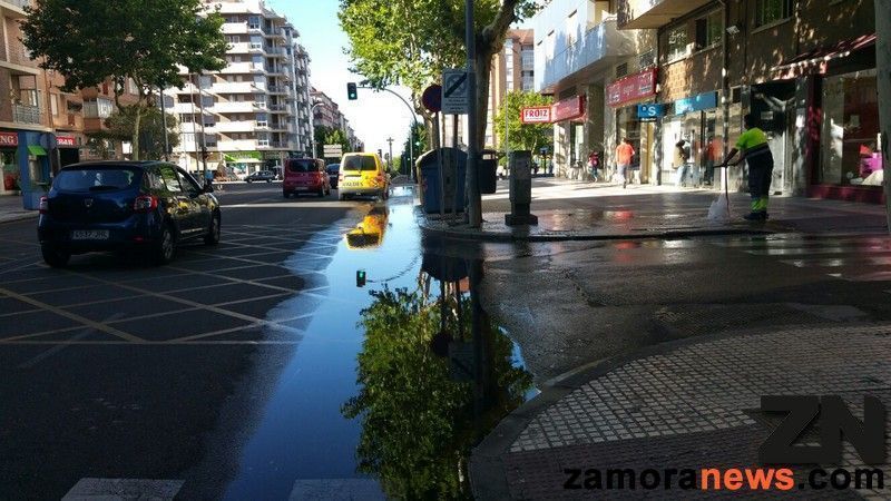 Un reventón de una tubería en las Tres Cruces condiciona la circulación