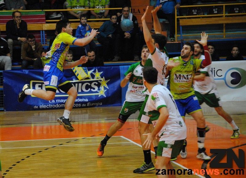 El MMT Seguros Balonmano Zamora sigue enchufado y vence con claridad a Bordils 28-16