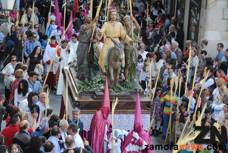 La ciudad de los niños recibe con alegría y palmas a Jesús